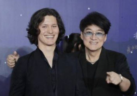 周华健混血儿子长得太着急?长发披肩胡须浓密,父子俩看着像兄弟