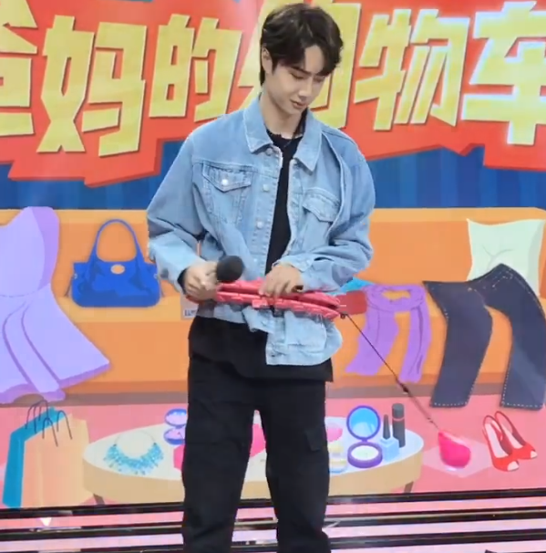 《天天向上》王一博被迫营业,缠上粉红呼啦圈一脸抗拒