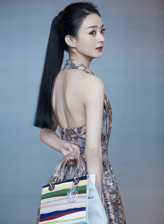赵丽颖一身白色蕾丝裙,极具女性美