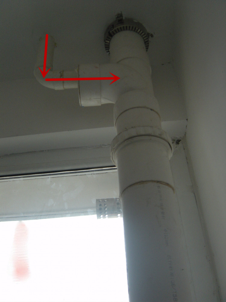 楼上阳台地漏下水管太低了,只在梁下10公分,想做吊顶都没办法