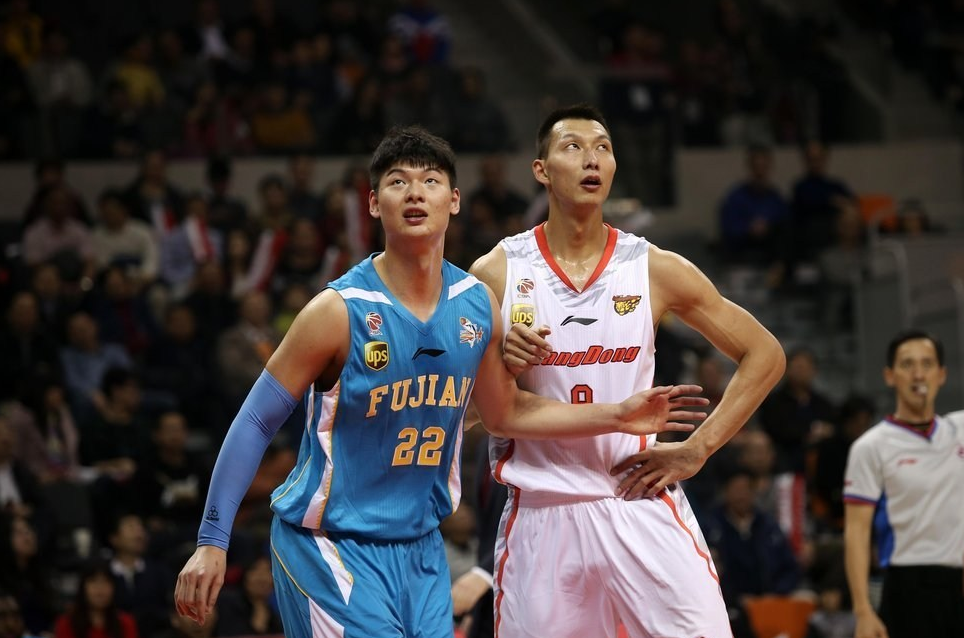 五个碗和易建联猜一成语_张馨予和易建联谁高(3)