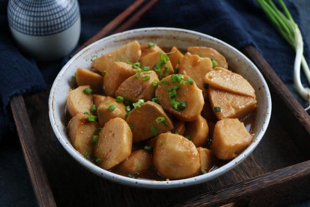 蒸熟的芋头换种吃法,热油红烧软绵香甜,给肉也不换