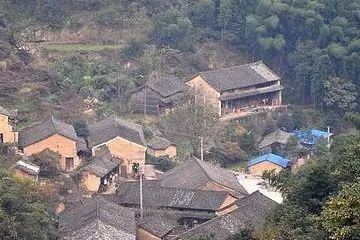 溪口镇栖霞坑村位于奉化西部四明群山中河谷地带,筠溪穿村而过,两岸