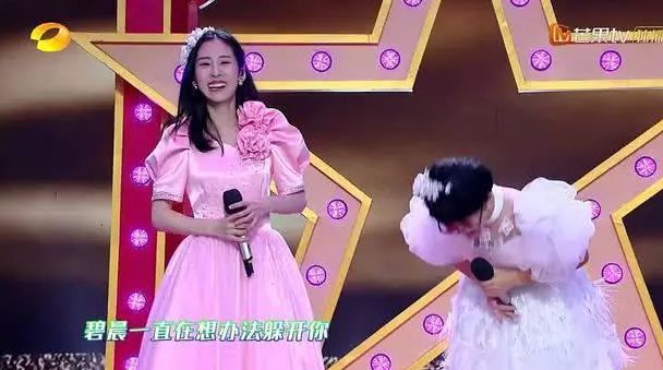 在传闻过后张碧晨录制《快乐大本营》时,都不敢直视谢娜的眼睛.
