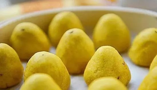 小米面,黄豆面或其他杂粮面做的食物,略作圆锥形,底部有窝儿,便叫窝头