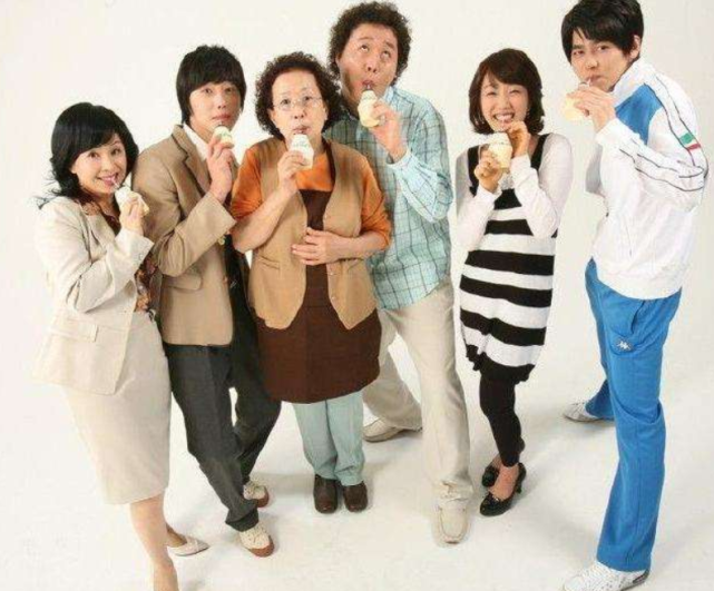还记得《搞笑一家人》里的李允浩吗?如今已32岁,颜值依旧存在