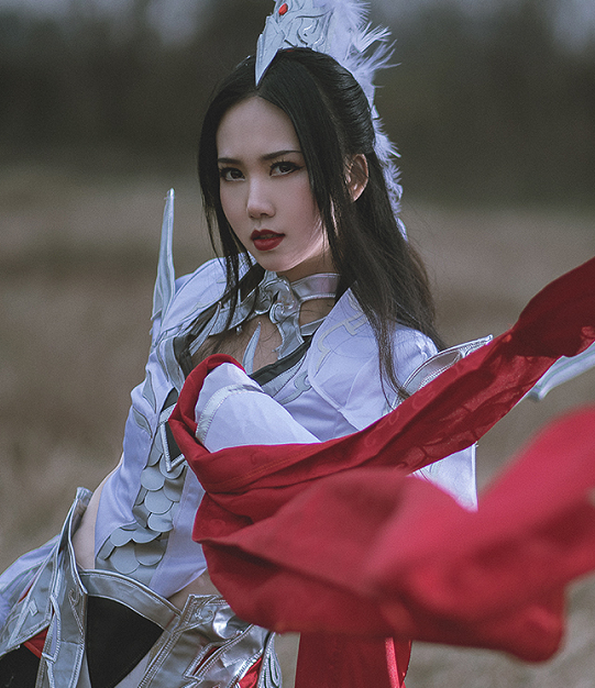 游戏《剑网三》天策cosplay,小姐姐身穿银白铠甲英姿飒爽