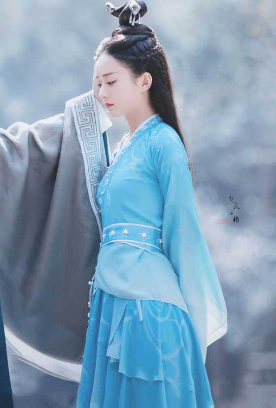 继剧本乱改之后,《有翡》再出风波,赵丽颖服装曝光,网友:这在演张飞?