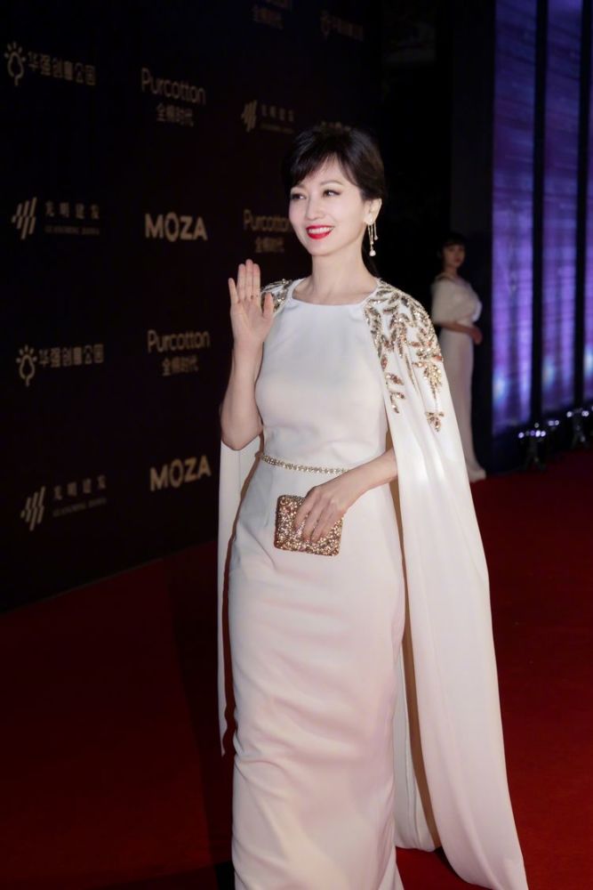 65岁赵雅芝气质开挂,穿披肩拖尾裙美回白娘子,绝代风华甚是抢镜