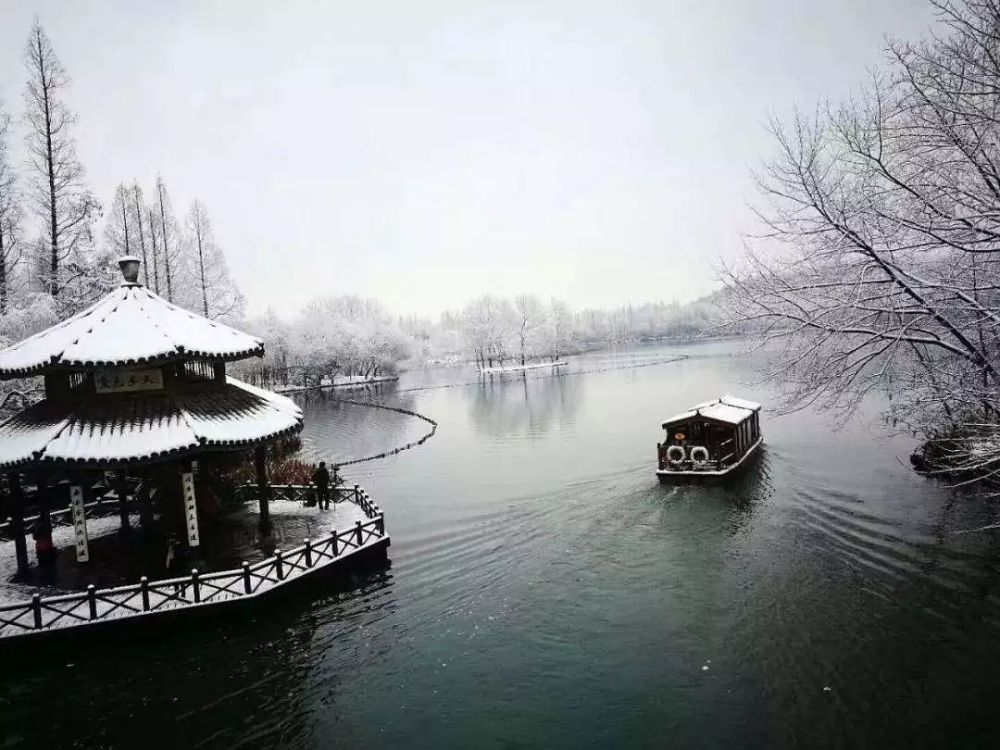 亭台楼阁,园林小院,趁着西湖美景,随着雪花的点缀格外美丽,自古以来就