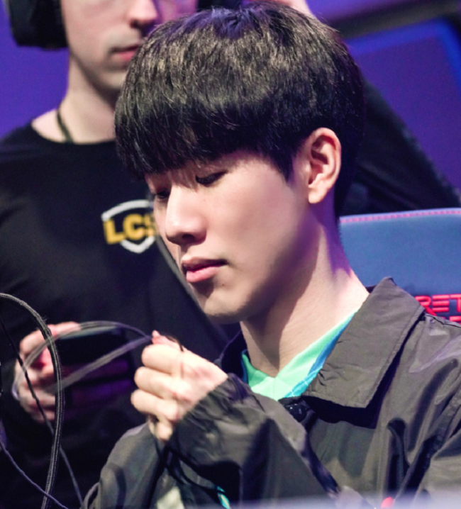 ig成员接受采访,theshy入场时出现一个小动作,网友:他