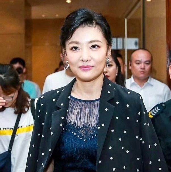 前央视一姐周涛近况曝光,现嫁富豪老公,曾为陪伴自闭症女儿辞职
