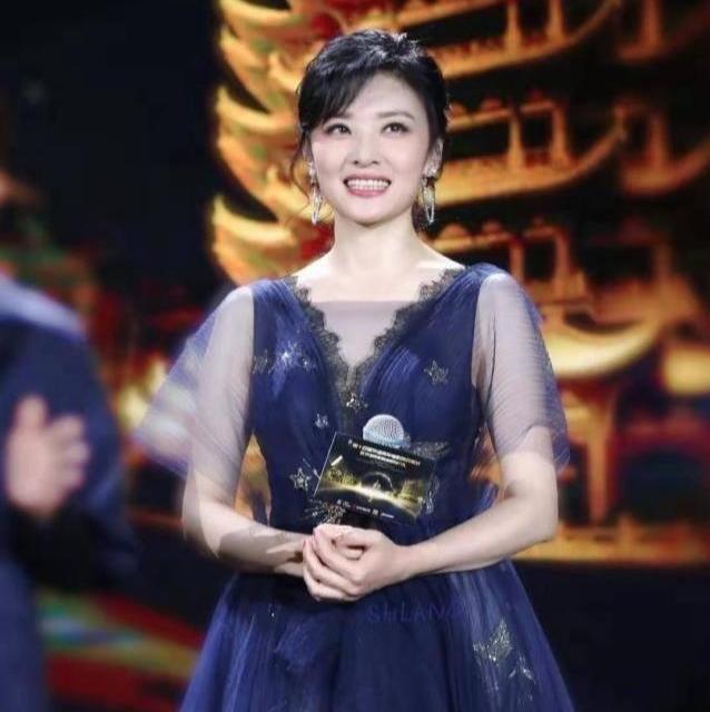 前央视一姐周涛近况曝光,现嫁富豪老公,曾为陪伴自闭症女儿辞职