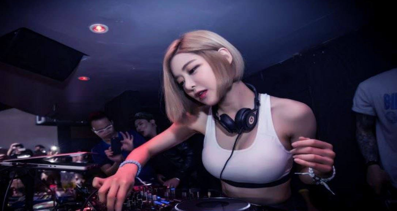 韩国"美女dj"火了,一双"奶糖腿"成招牌,堪称行走的