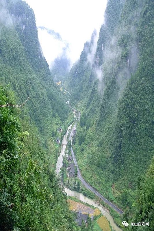 花垣附近的乌龙山大峡谷索道已建成,即将投入使用