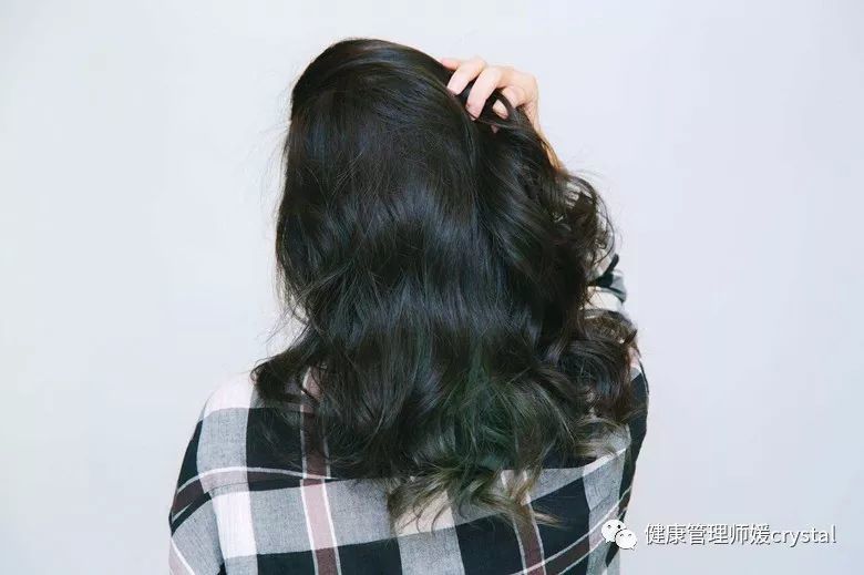 媛媛老师建议宝妈们, 哺乳期间还是不要染发为好.