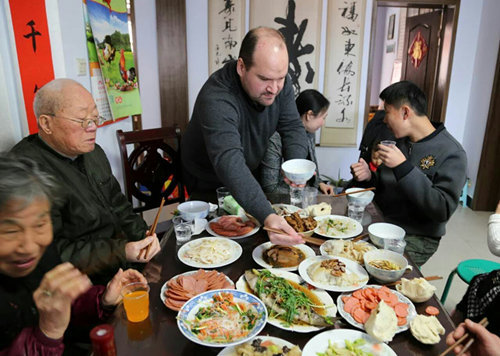 法國小伙陪中國媳婦兒回娘家過年 用河南話拜年