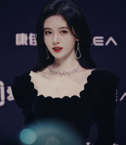 尖叫之夜:鞠婧祎黑裙造型美到犯规,谁注意她的手?上天是公平的