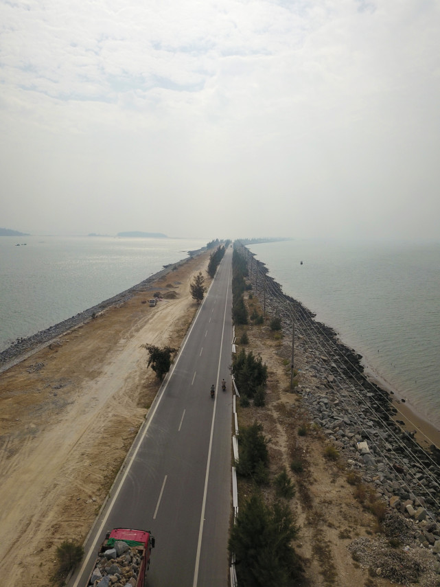 航拍广西钦州港三墩沙 网红海上公路 自驾那个feel真