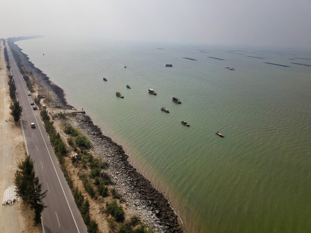 航拍广西钦州港三墩沙 网红海上公路 自驾那个feel真