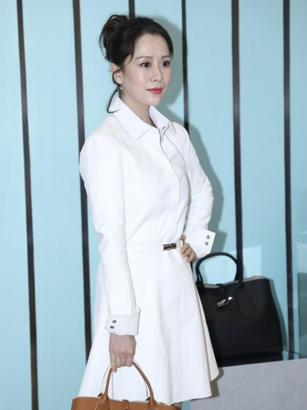 海清留长发后大变穿衣风格,一身白色职业装,秒变少女