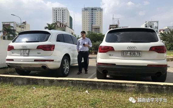 越南河内两辆大奔巧遇街头同车型连车牌号都一样真假难辨
