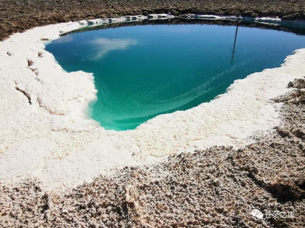 几米下就有卤湖,水中富含钾和锂资源,水化学类型为硫酸盐型硫酸镁亚型