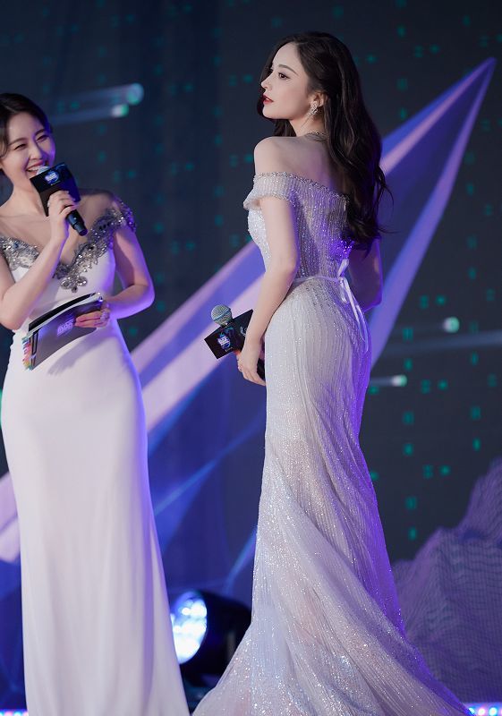 古力娜扎98斤身穿"水晶礼服",登上韩国热搜第一,这身材我服了!