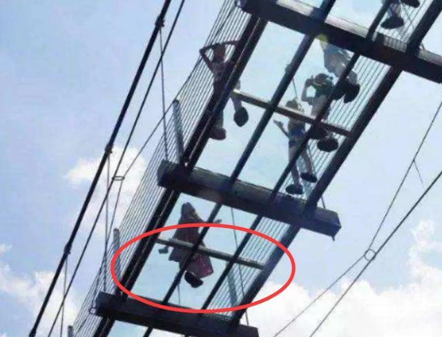 最火玻璃桥变"偷窥桥,景区人员:无能为力