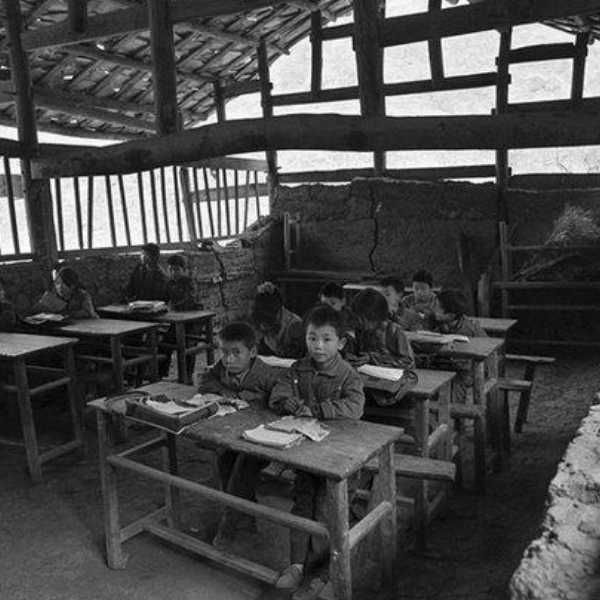 一组珍贵罕见的老照片:中国贫困地区上学的孩子,看完让人很心酸