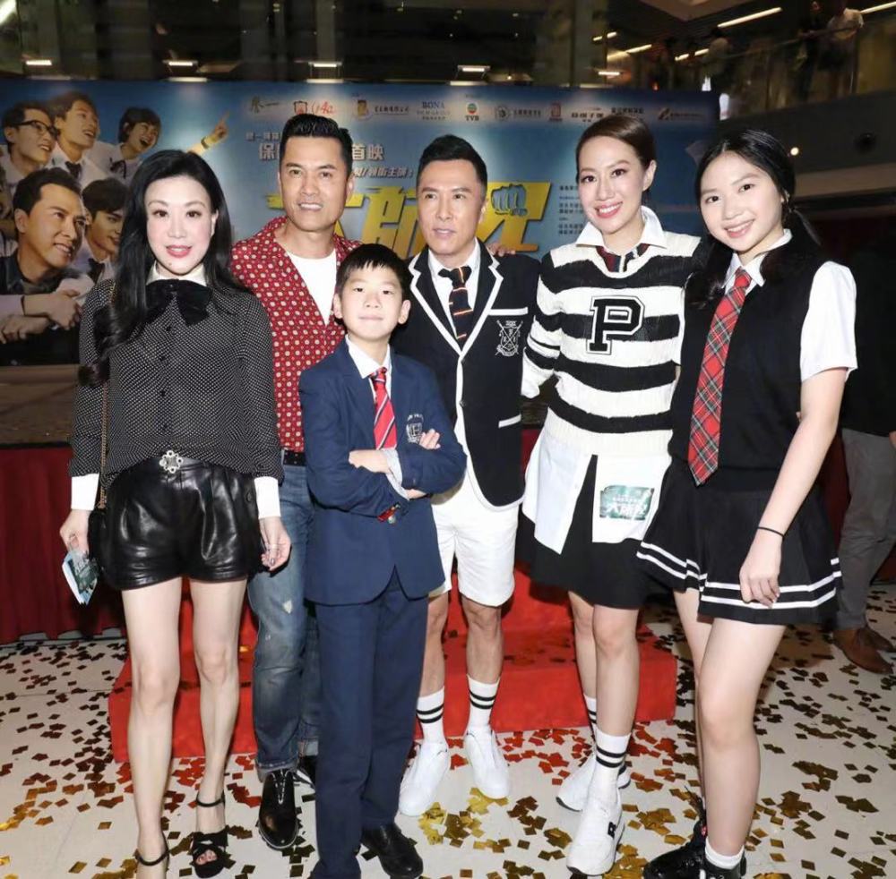 杨子晒和甄子丹及吕良伟等人合影,甄子丹吕良伟相差7岁如同龄人