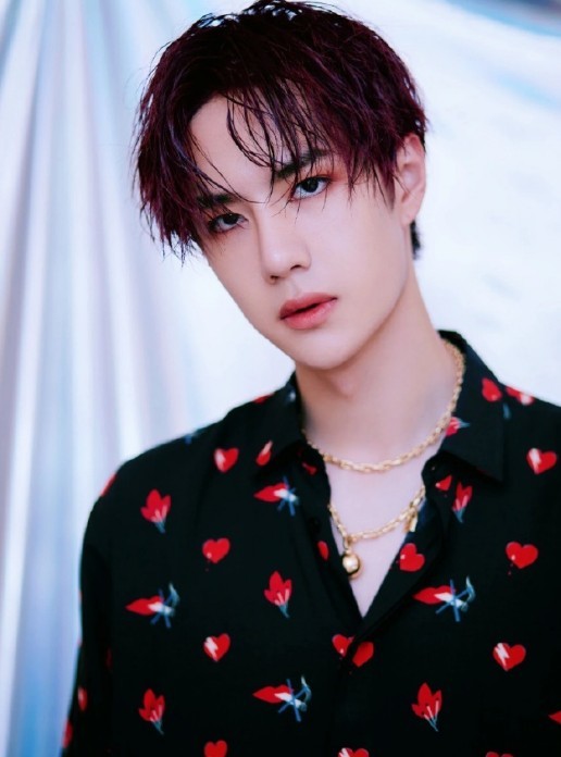 估计王一博自己都没发现,除了招牌式微笑外,这个表情