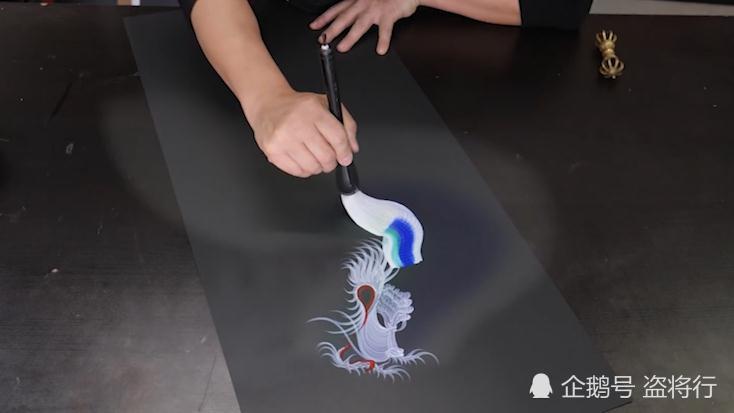 日本画家"一笔画龙",落笔价值10万,网友表示很不服气!