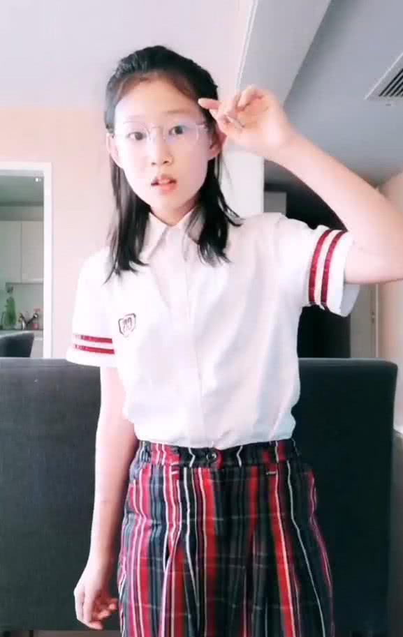 小沈阳女儿整容式长开?当看到她的网红脸后,网友:拖拉