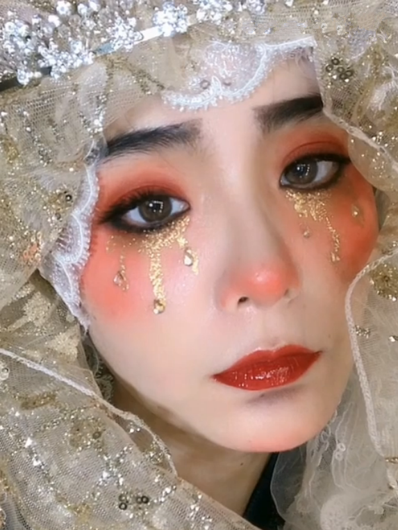 小姐姐化"圣母的眼泪"妆,开始:颜值太一般,结果:换脸了吧?