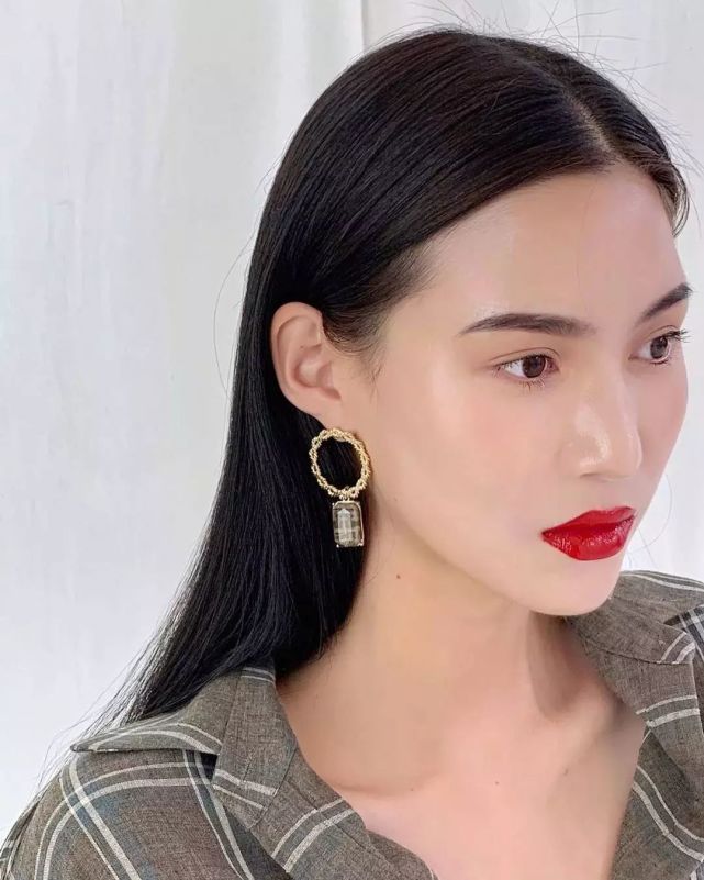 这种五官的亚洲女性很适合涂红唇,又古典又高冷.