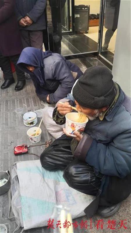 山东老夫妻离家乞讨为孙攒学费 来到利川遇到一帮热心