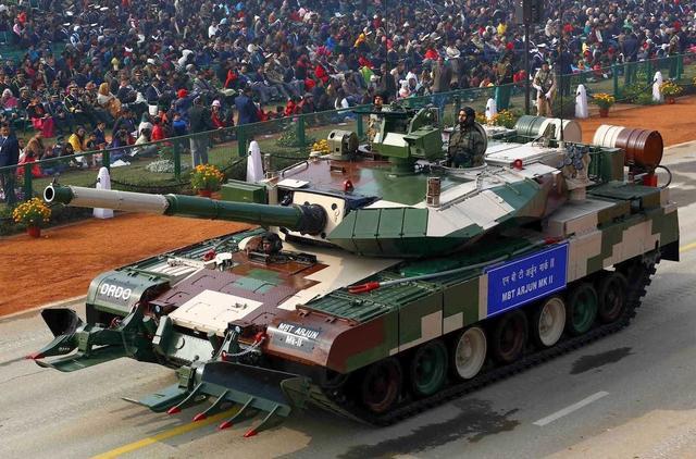 "阿琼"mk1a主战坦克增加了附加装甲和扫雷犁.