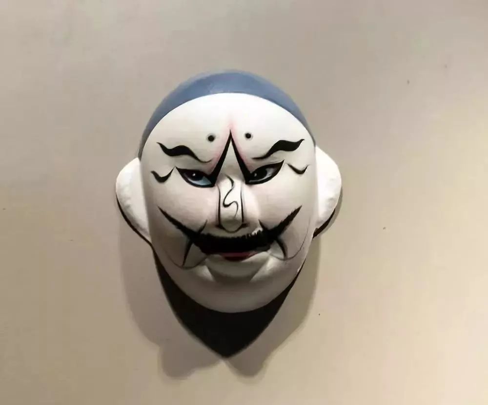说来也不奇怪,因为文人原本就有两副嘴脸,一副叫谄媚,还有一副叫狂傲
