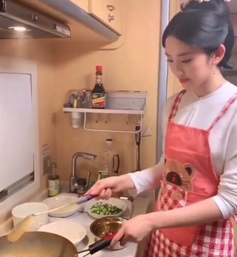 唐艺昕婚后秀恩爱,亲自下厨为老公做饭,看到成品:张若昀赚大了