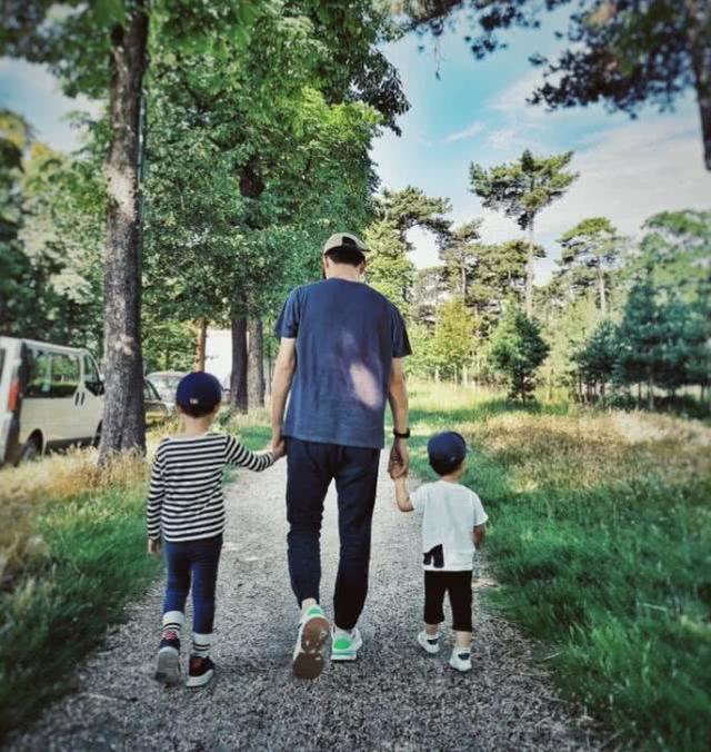 靳东老婆晒父子合照,小儿子的鞋引热议,网友:娶对老婆