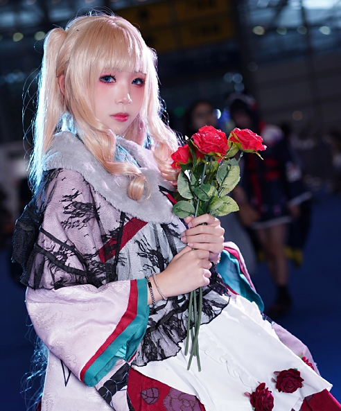 cosplay《蔷薇少女》真红,金色卷发格外显眼