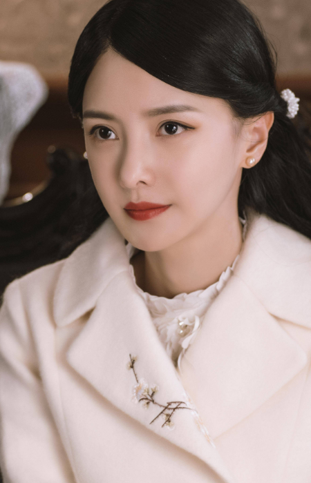 人气女星戚薇,时尚靓丽的穿搭,尽显女神高雅的气质