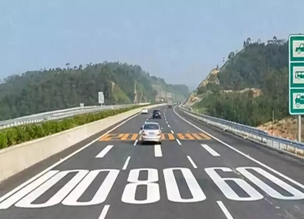 驾驶机动车在 高速公路上,行驶 低于规定时速20%以下的.