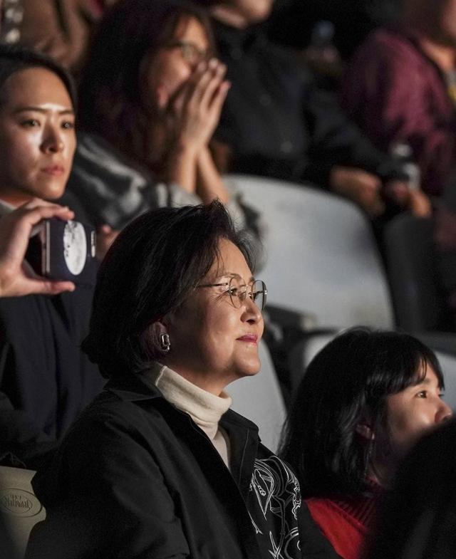 64岁金正淑看摇滚乐队演唱会好时髦!穿米色大衣美到我,太高贵了