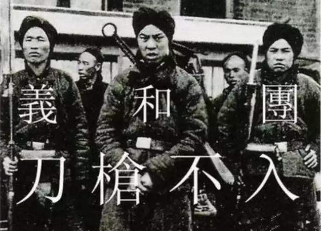义和团附体印度军警把竹竿当马骑引人发笑另有两国同样荒唐