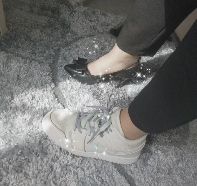 最后这张图中的这个女生也是一只脚穿着帆布鞋,一只脚穿着梅露露