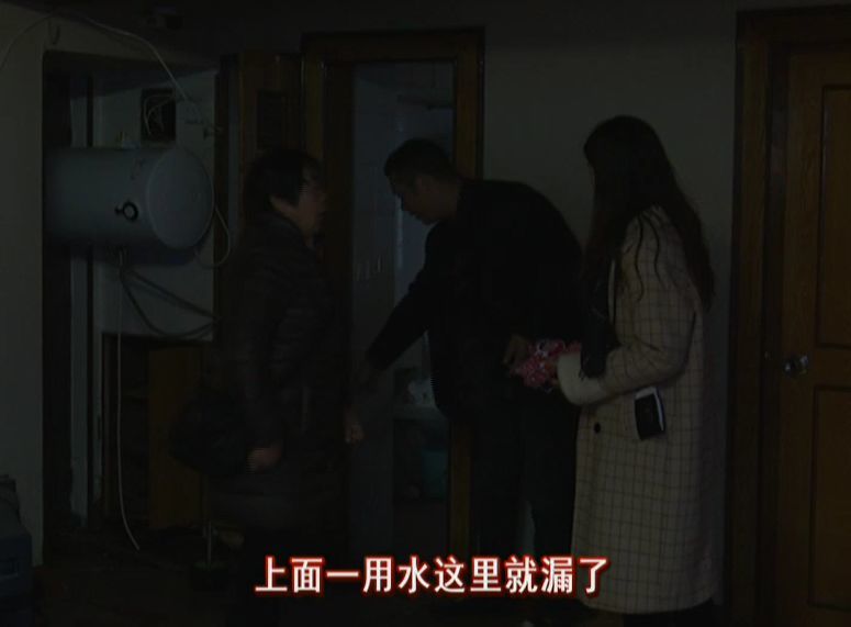 小金母亲指的位置,墙壁外是跟隔壁邻居共用的走廊,记者走到外面看时
