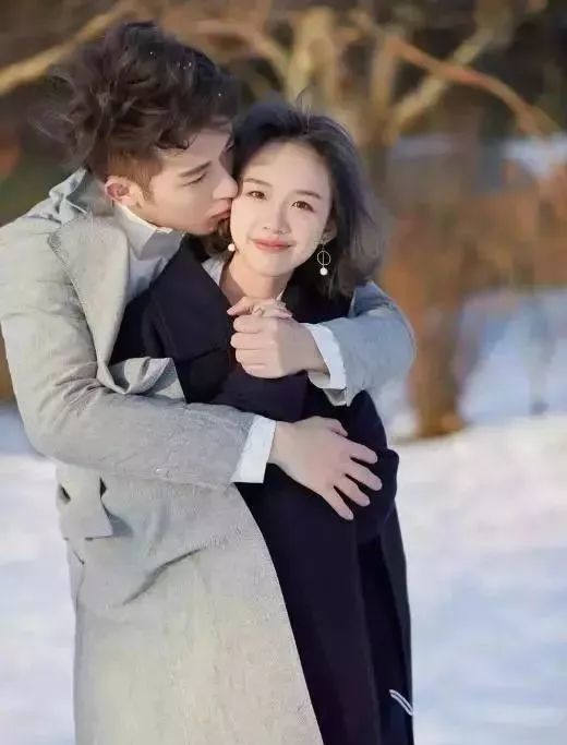 男生可以拥抱女生,吻她,可以是吻额头,蜻蜓点水般,但是也是恰到好处的