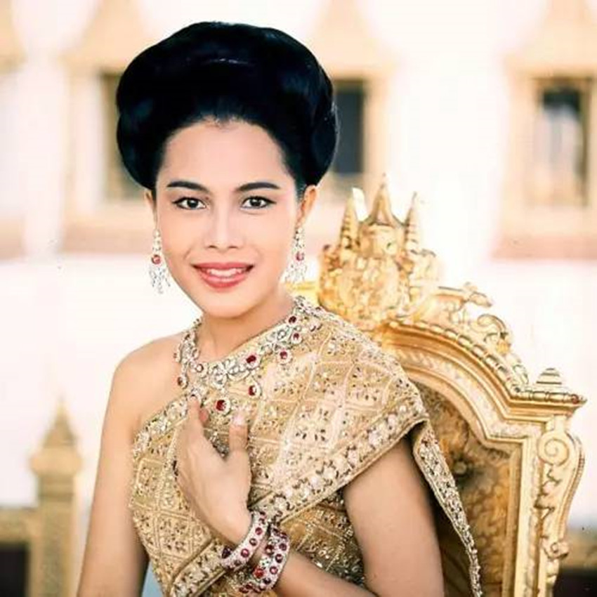 1952年7月28日,诗丽吉在有了大女儿后,终于为泰国王室生下了王子哇集